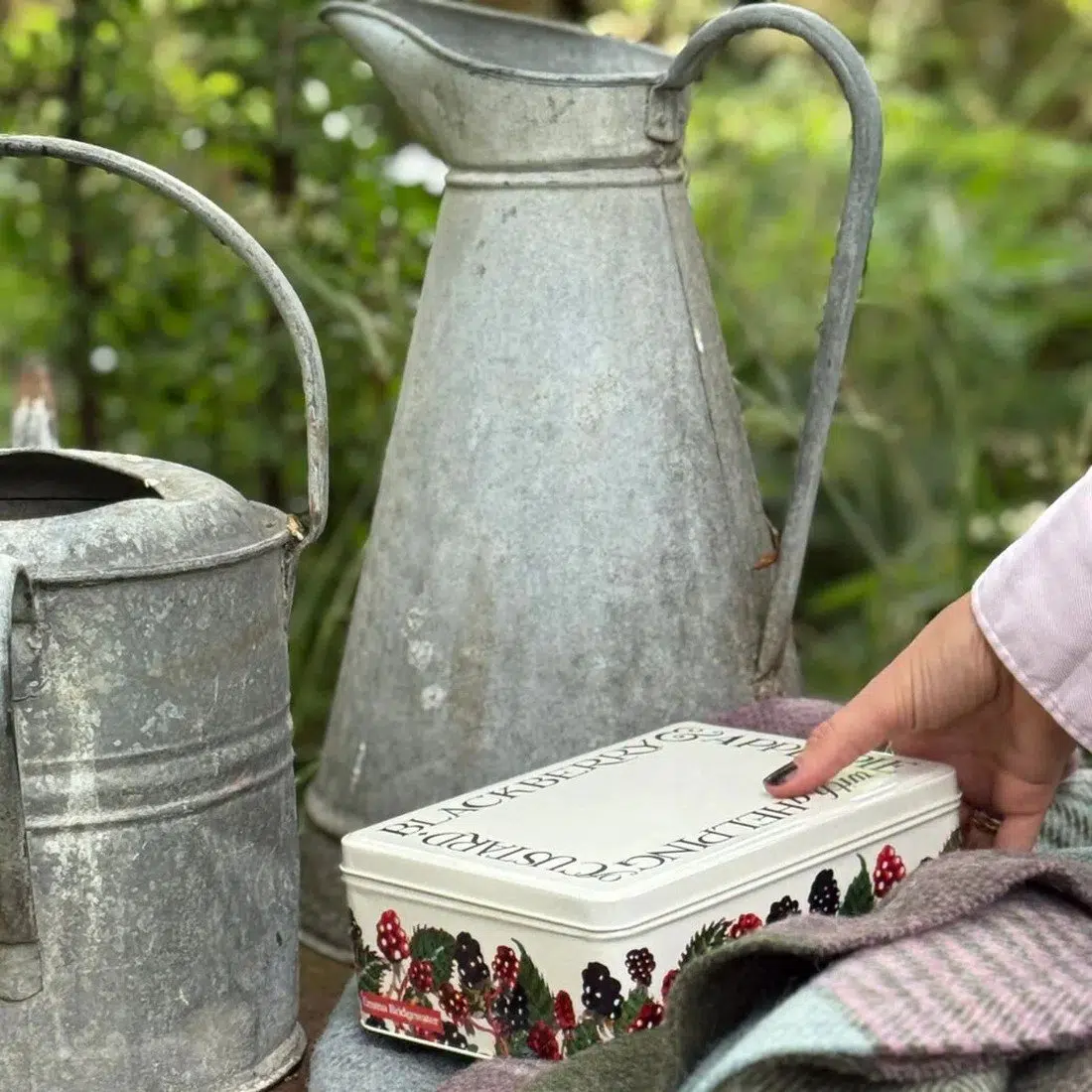 Emma Bridgewater 'Blackberries' Biscuit Tin - Image 2
